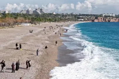 ANTALYA SAHİLİNDE YAĞMUR SONRASI CANLI GÖRÜNTÜLER