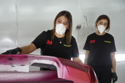 ANTALYA’NIN DEMİR LEYDİSİ: NURGÜL USTA ÖNYARGILARI BOYAYLA SİLDİ