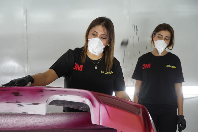 ANTALYA’NIN DEMİR LEYDİSİ: NURGÜL USTA ÖNYARGILARI BOYAYLA SİLDİ