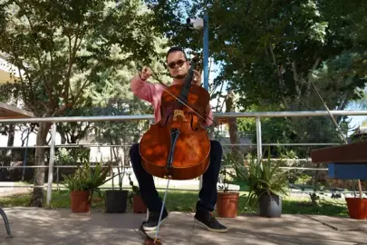 MÜZİKLE ŞİFA: GÖRME ENGELLİ ÖĞRETMENDEN UMUT TERAPİSİ