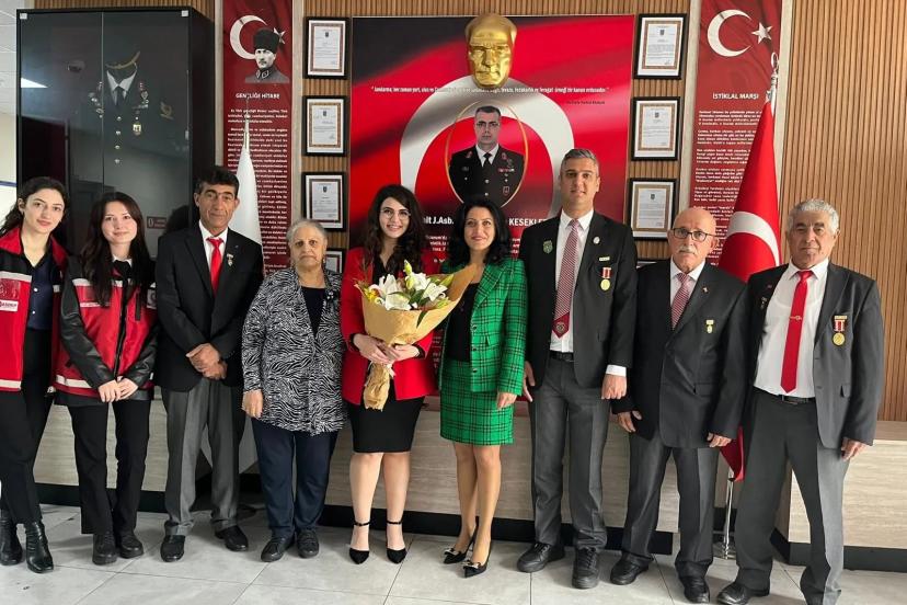 ŞEHİT KIZINDAN DUYGULANDIRAN ÖĞRETMENLER GÜNÜ ZİYARETİ