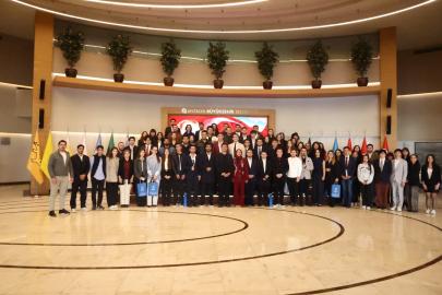 ANTALYA’DA GENÇLER SAHNEDE: GENÇLİK MECLİSİ YENİ DÖNEME İDDİALI BAŞLADI