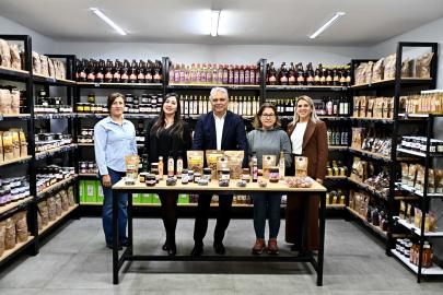 BAŞKAN UYSAL’DAN YERLİ ÜRÜNE DESTEK ZİYARETİ