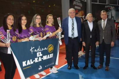 KADIN ÖĞRETMENLER SAHADA, DAYANIŞMA TRİBÜNDE