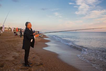AKDENİZ KIYISINDA OLTA ATILDI, HEYECAN BAŞLADI