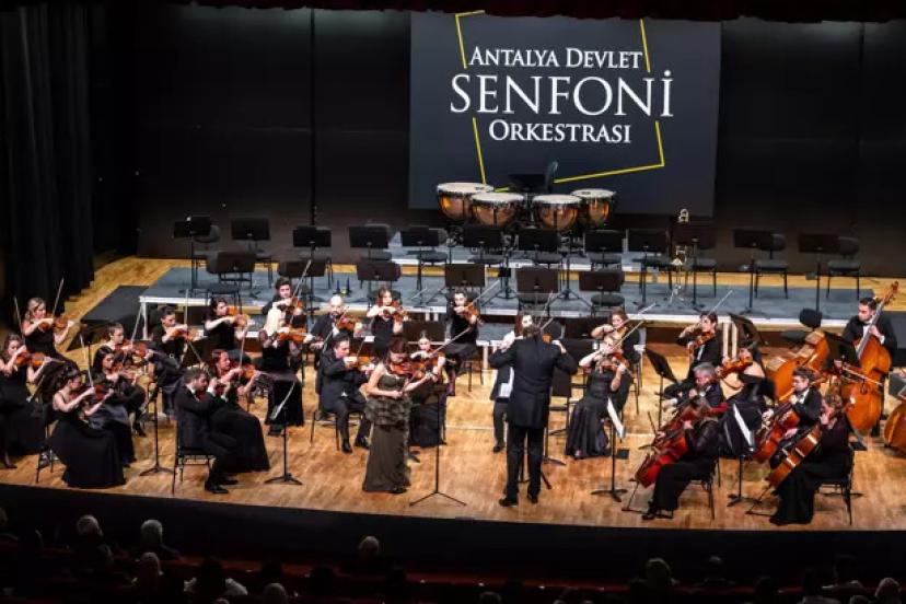 ANTALYA’DA SENFONİK GECE SANATSEVERLERİ BÜYÜLEDİ