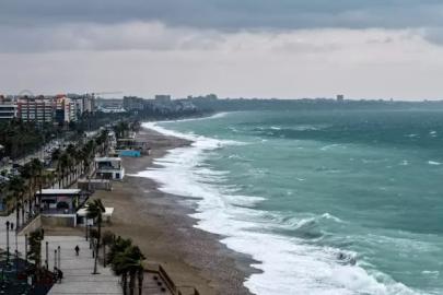 KONYAALTI’NDA DEV DALGALAR