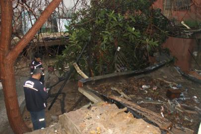 SERİK’TE SAĞANAK SONRASI METRUK BİNA ÇÖKTÜ