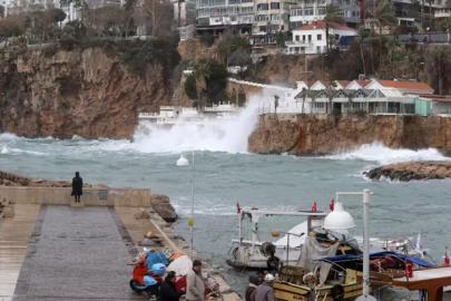 SİS VE RÜZGAR ANTALYA’YI DURDURDU
