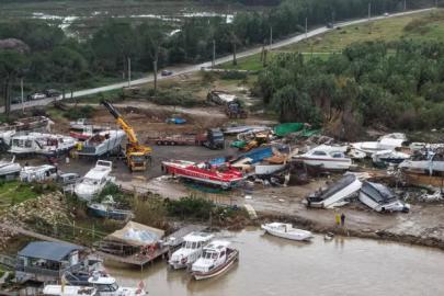 HORTUMUN ARDINDAN TEMİZLİK BAŞLADI, SU HALA ÇEKİLMEDİ