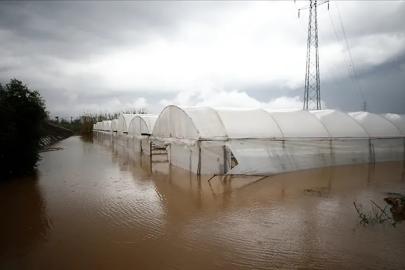 KUMLUCA’DA SAĞANAK VE HORTUM SERALARI VURDU
