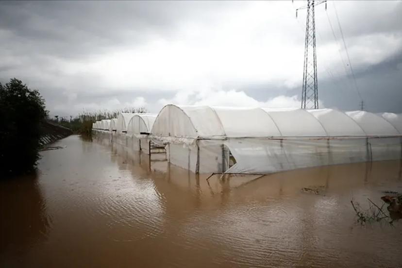 KUMLUCA’DA SAĞANAK VE HORTUM SERALARI VURDU