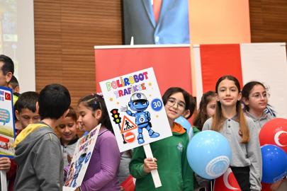 POLİROBOT TRAFİK BİLİNCİNİ OKULLARA TAŞIYOR