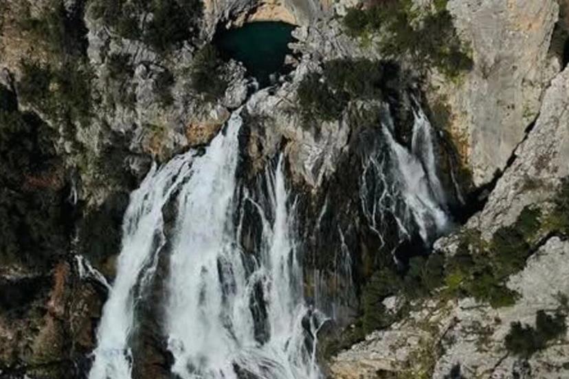 GÜNDOĞMUŞ’UN UÇAN SU ŞELALESİ ZİYARETÇİLERİ AĞIRLIYOR