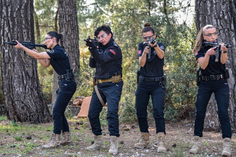 KADIN POLİSLERDEN 25 BİN MESLEKTAŞINA ATIŞ EĞİTİMİ