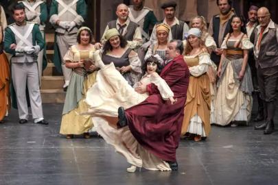 SAHNEDE AŞKIN EN TATLI YANILGISI