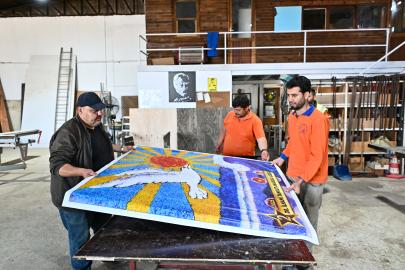 ANTALYA’DA ÇİÇEKLER SANATA DÖNÜŞÜYOR