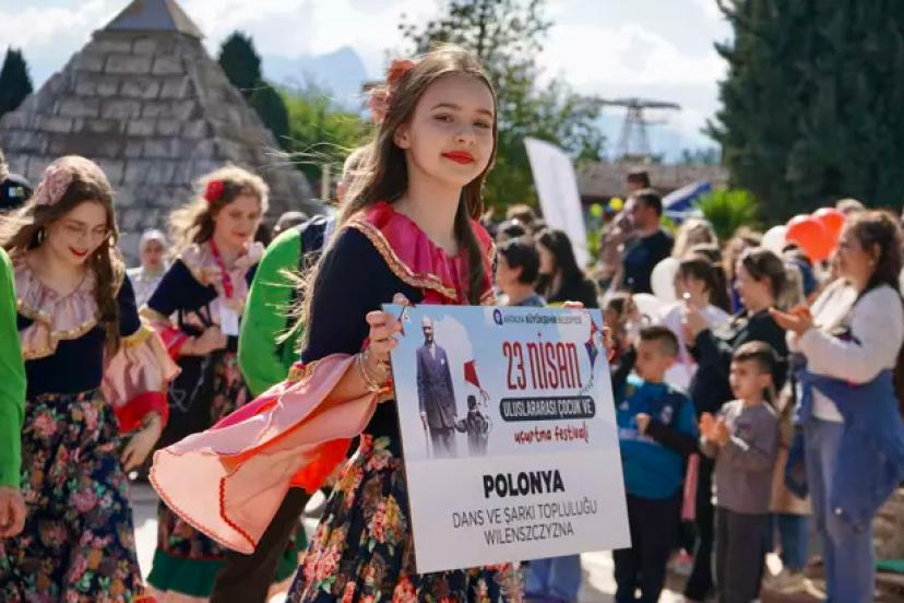 DÜNYA ÇOCUKLARI ANTALYA’DA AYNI KORTEJDE