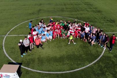 GENÇLER SAHADA BULUŞTU, SPORLA GÜÇLENDİ