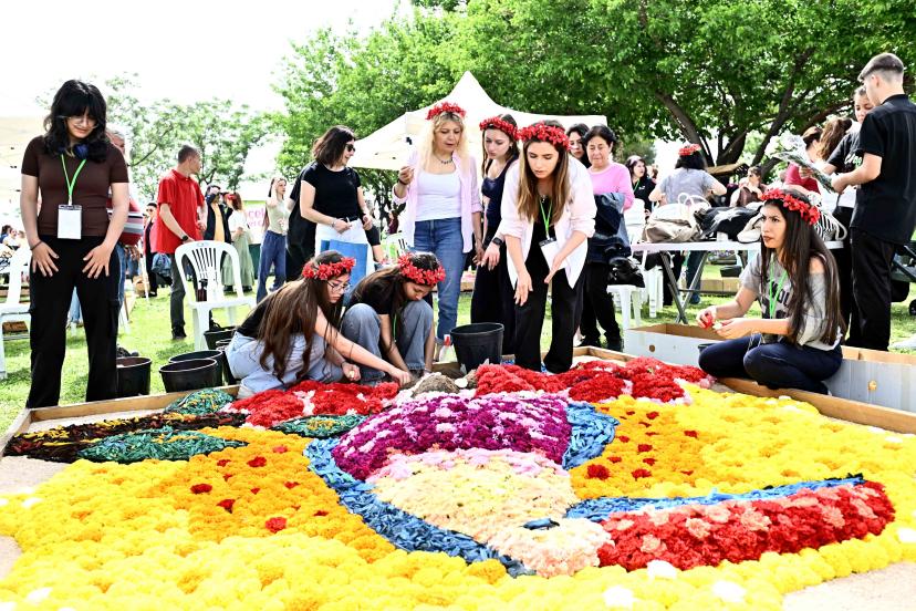 130 BİN ÇİÇEKLE SANAT ŞÖLENİ