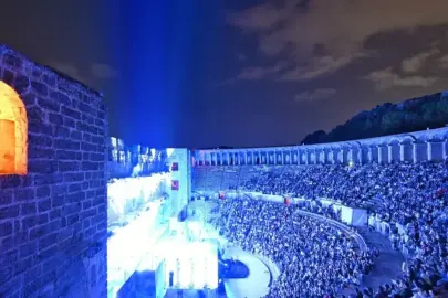ASPENDOS’TA 2000 YILLIK SAHNEDE TİYATRO ŞÖLENİ BAŞLADI