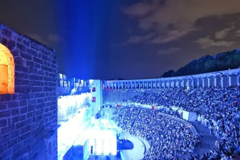 ASPENDOS’TA 2000 YILLIK SAHNEDE TİYATRO ŞÖLENİ BAŞLADI