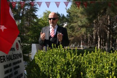 AKSAKALLI'DAN HALİSDEMİR'İN KABRİNE ANLAMLI ZİYARET