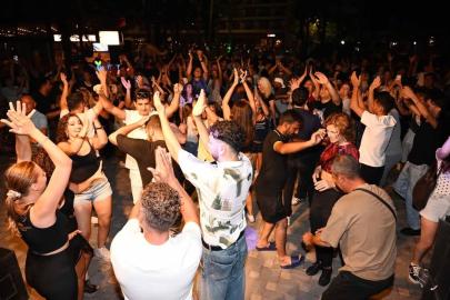 KEMER'DE LATİN RÜZGARI  YAZ AKŞAMLARI DANS VE MÜZİKLE RENKLENDİ