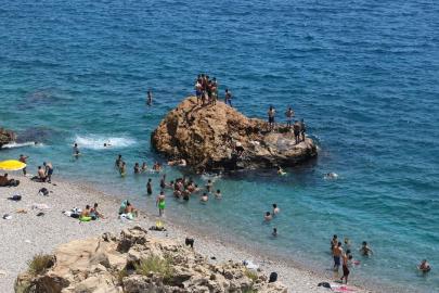40 DERECEYİ HİSSEDEN ANTALYA SAHİLLERE AKIN ETTİ