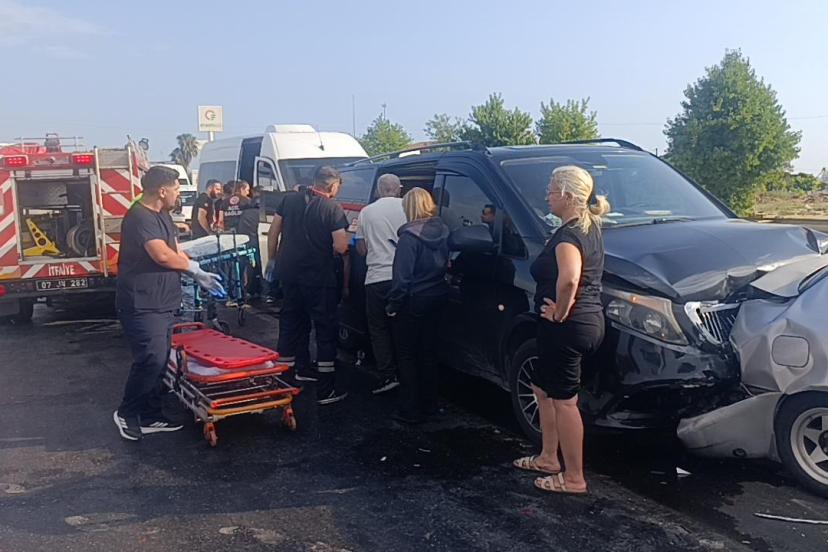 ANTALYA’DA 6 ARAÇLIK ZİNCİRLEME KAZA