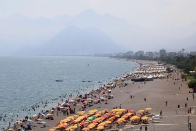 ANTALYA’DA NEM BULUTLARI KENTİ YUTTU: HİSSEDİLEN SICAKLIK 42 DERECE
