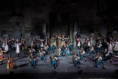 ASPENDOS'TA EFSANELER SAHNE ALDI