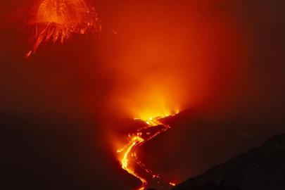ETNA PATLADI, KÜL BULUTU UÇUŞLARI DURDURDU