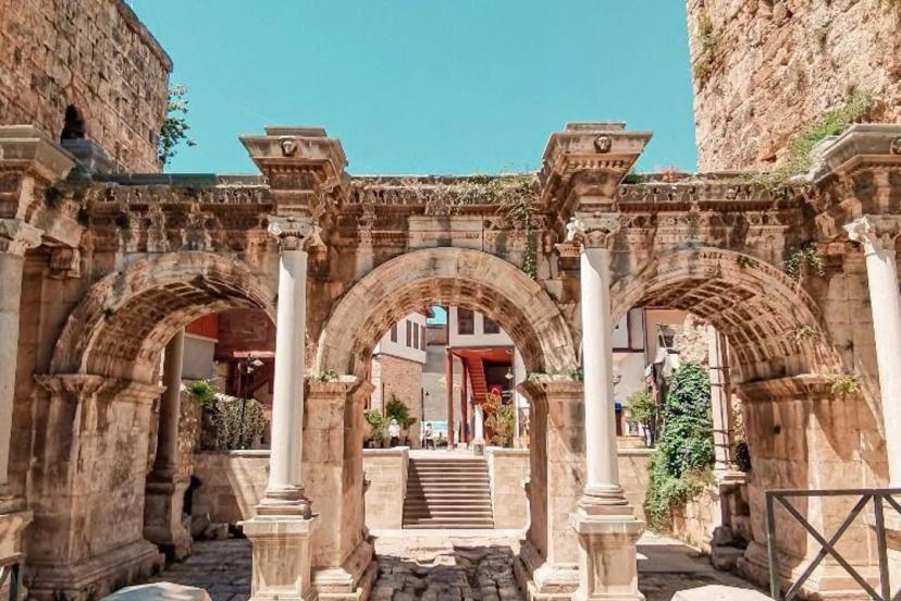 KALEİÇİ ZAMANA DİRENİYOR