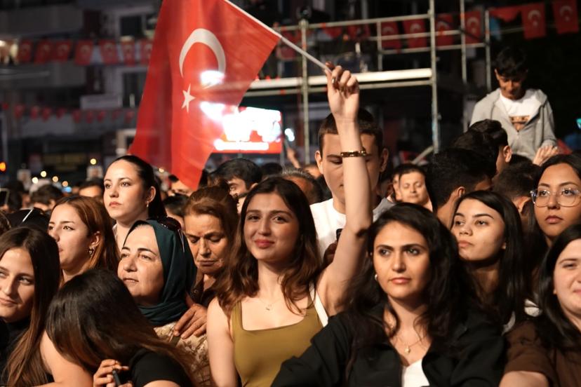 ZAFER COŞKUSU ANTALYA MEYDANLARINI SARACAK
