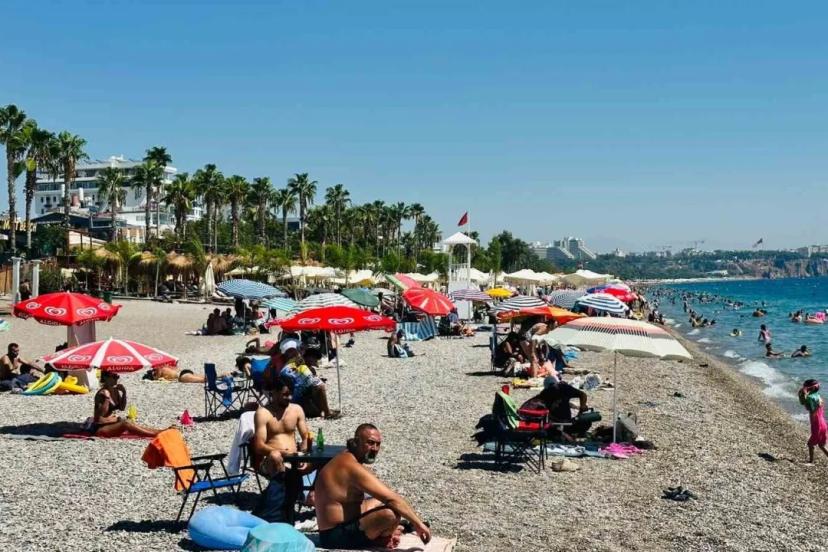 ANTALYA’DA EYLÜL SICAKLARI SAHİLLERİ DOLDURDU