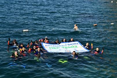 ANTALYA’DA FALEZLER, KIYI VE DENİZ DİBİ AYNI ANDA TEMİZLENDİ