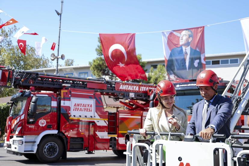 ANTALYA’NIN İTFAİYE GÜCÜNE 24 ARAÇLIK TAKVİYE