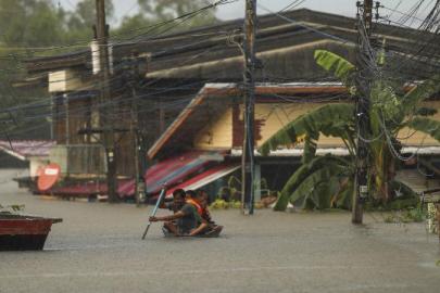 BANGKOK’TA SEL ALARMI: 700 BİN KİŞİ ETKİLENDİ