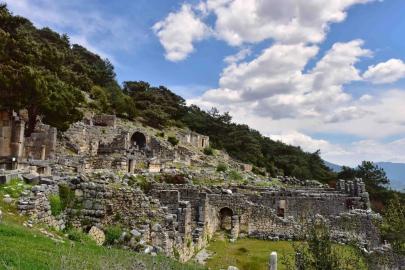 DAĞIN YAMACINDAKİ GİZEMLİ ANTİK KENT: ARYKANDA
