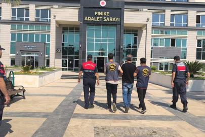 FİNİKE’DE 25 YIL 9 AY KESİNLEŞMİŞ HAPİS CEZASI BULUNAN ŞAHIS YAKALANDI