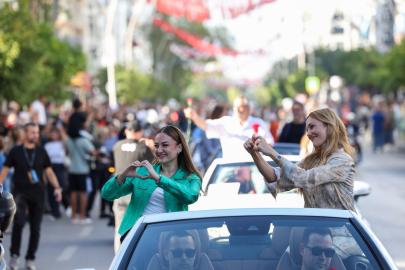 ALTIN PORTAKAL COŞKUSU ANTALYA SOKAKLARINA SIĞMADI!