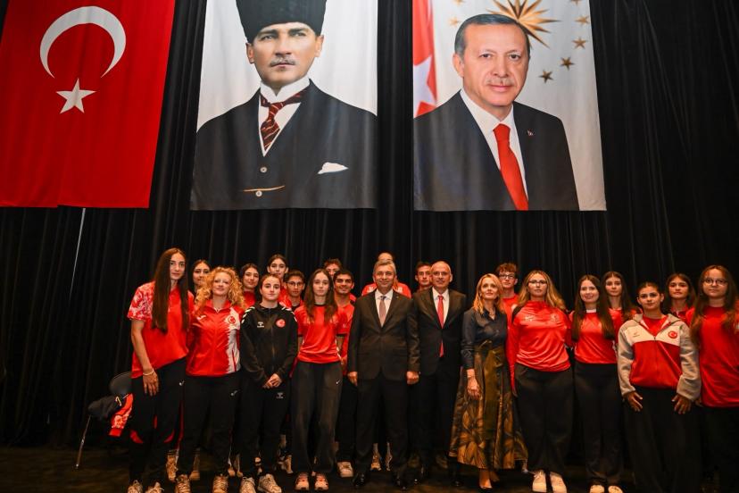 ANTALYA’DA CUMHURİYET COŞKUSU: “KİMSE BİZİ AYIRAMAZ”