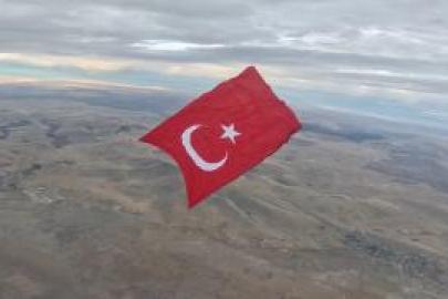 GÖKYÜZÜNDE ŞANLI BAYRAKLA REKOR: 3 BİN 37 METREKARELİK DEV TÜRK BAYRAĞI