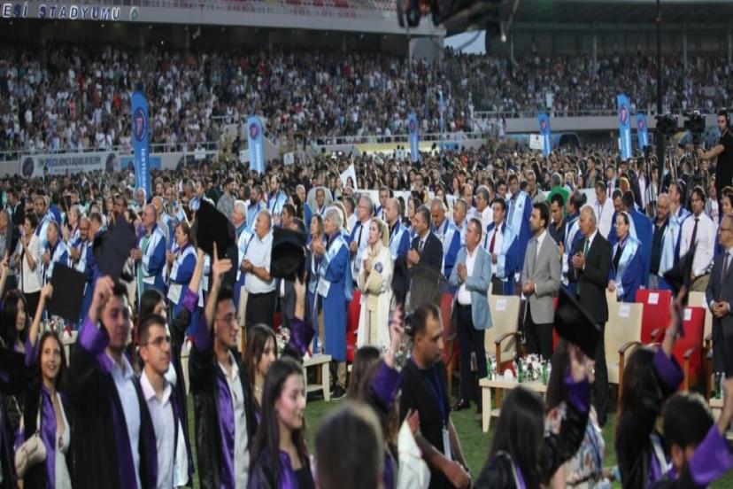 8 BİN ÖĞRENCİ KEP FIRLATTI