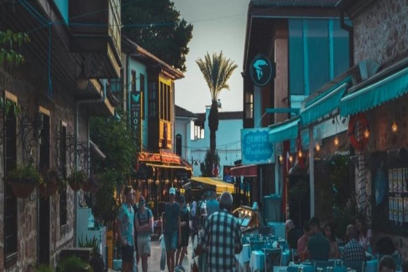 94 MİLYON TURİST ANTALYA'DAN VAZGEÇMEDİ