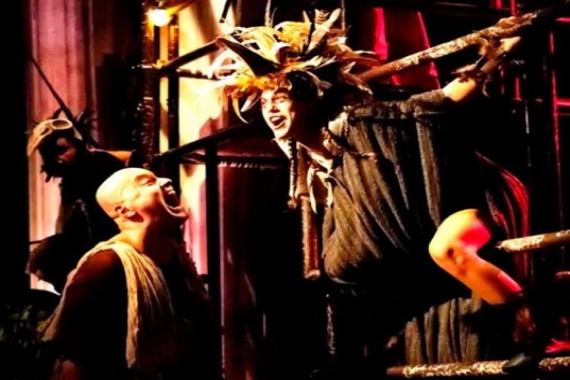 ADT’DEN YENİ SEZONA RENKLİ BAŞLANGIÇ: “KUŞLAR” SAHNEDE KANAT ÇIRPTI