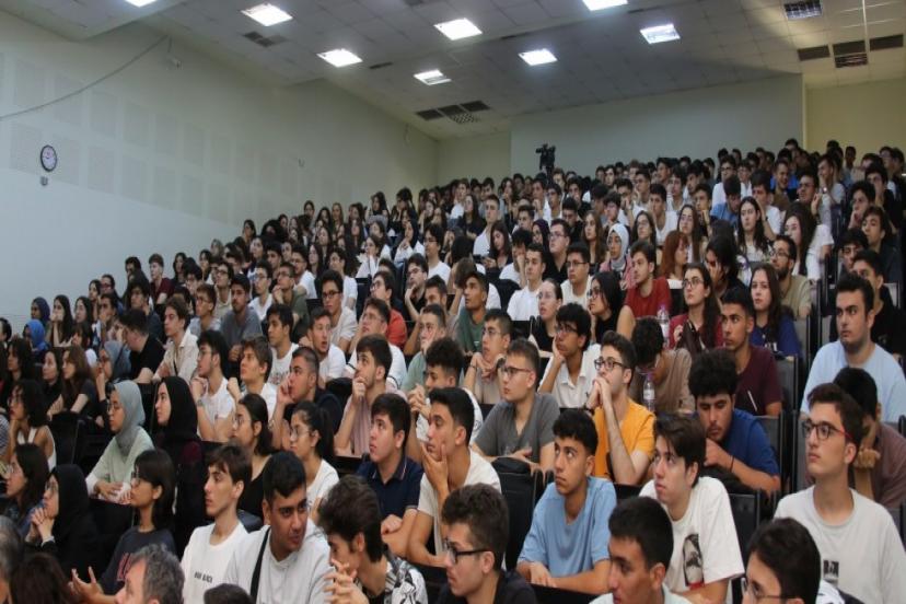 AKDENİZ ÜNİVERSİTESİNDE HEKİM ADAYLARINA İLK DERS