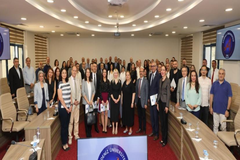 AKDENİZ ÜNV'NDE BİLİMSEL BAŞARILAR ÖDÜLLENDİRİLDİ