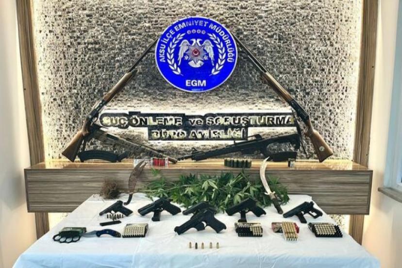 AKSU'DA EŞ ZAMANLI OPERASYON: SİLAHLAR VE HİNT KENEVERİ ELE GEÇİRİLDİ